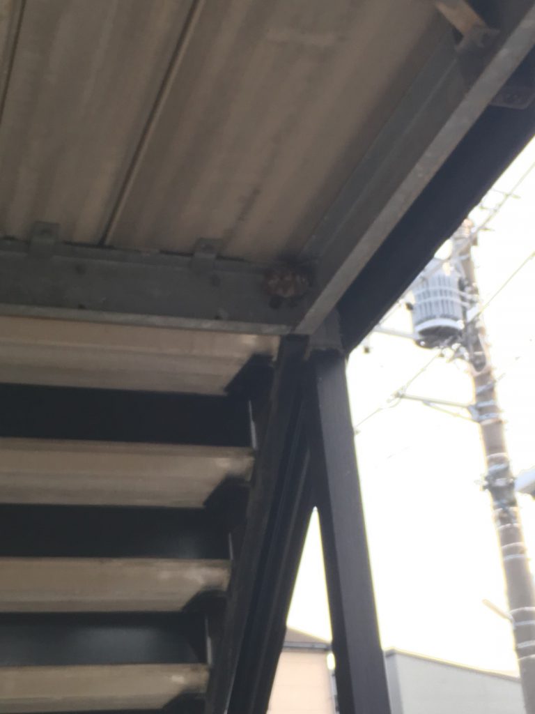 【千葉県柏市柏】8月24日、アシナガバチの蜂の巣駆除依頼がありました【場所：外階段2階下】