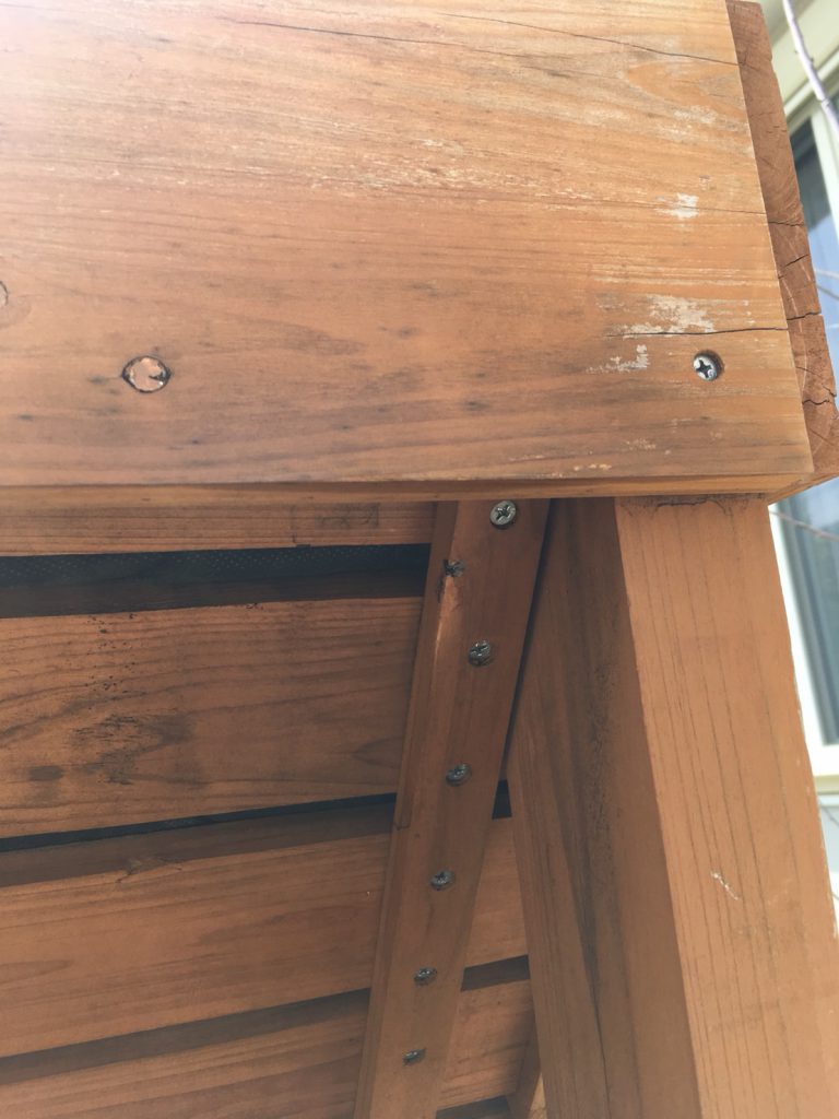 千葉県柏市船戸の木棚に蜂の巣